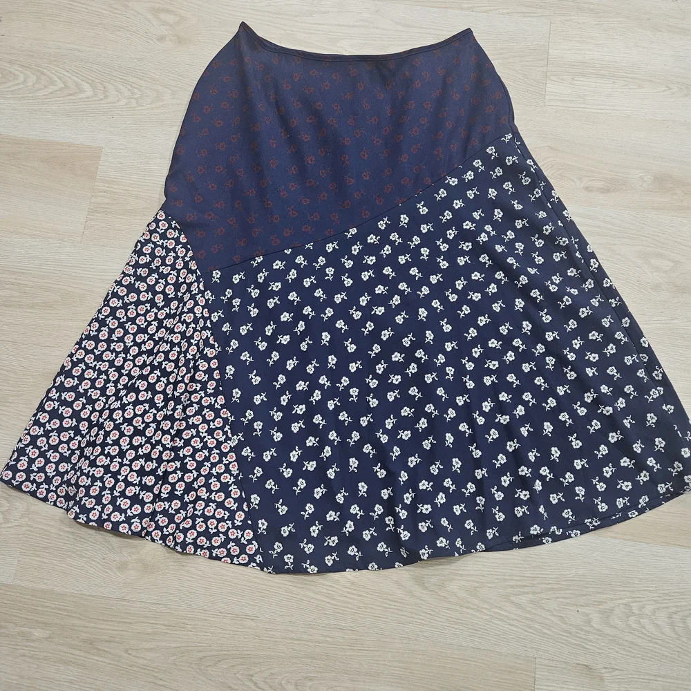 Talbots Women's Pieced Floral Midi Skirt, Blue, Red, White, Lined, Size 8P - Picture 3 of 8